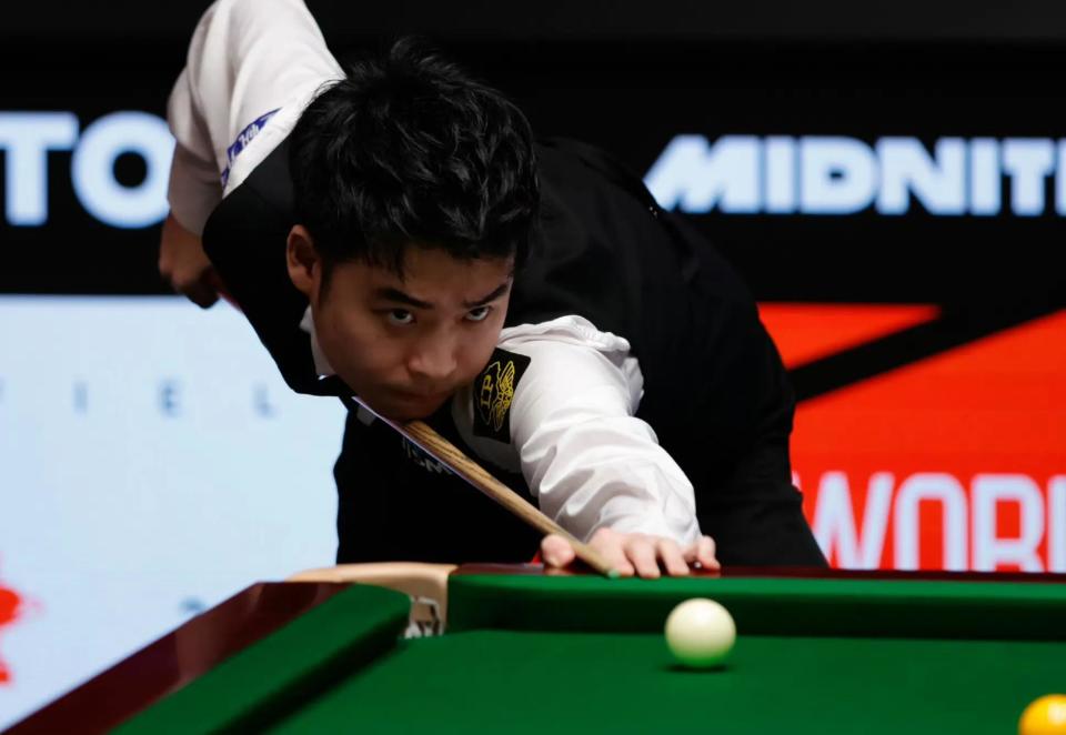 推婴儿车的 推婴儿车的